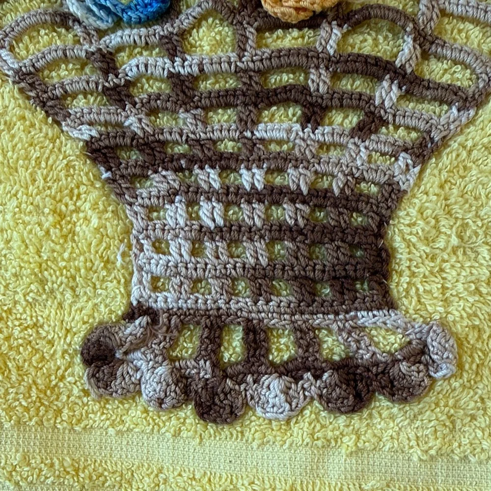 1970’s Cannon Floral Basket Embroidered Bath Towel. Granny Core. Made in USA.
